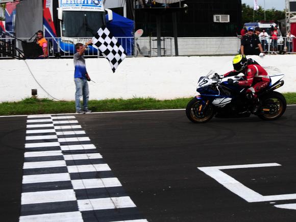 ANDEI PELA PRIMEIRA VEZ EM UMA MOTO PROFISSIONAL DE CORRIDA