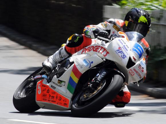 A mais perigosa corrida de motos do mundo:(Isle Of Man TT- 2012) 