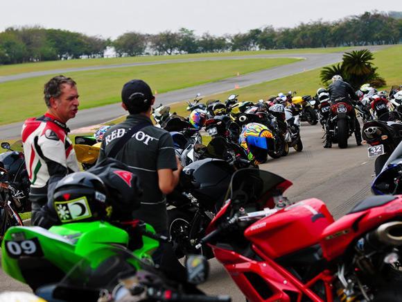 Escola de Pilotagem para motos e Track Day