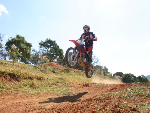 CRF 150F: Uma opção divertida para iniciantes no off road - moto.com.br