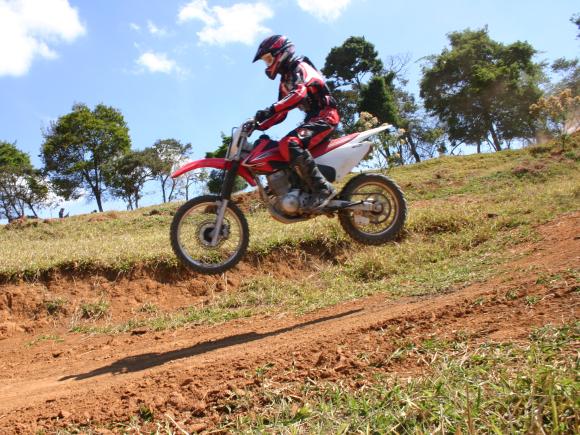 CRF 150F: Uma opção divertida para iniciantes no off road - moto