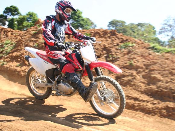 CRF 150F: Uma opção divertida para iniciantes no off road - moto