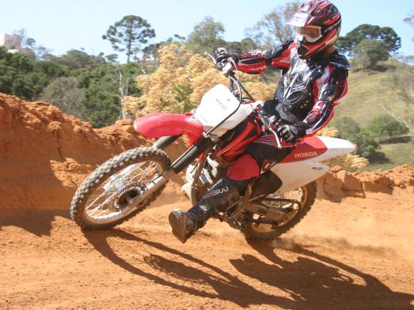 CRF 150F: Uma opção divertida para iniciantes no off road - moto.com.br