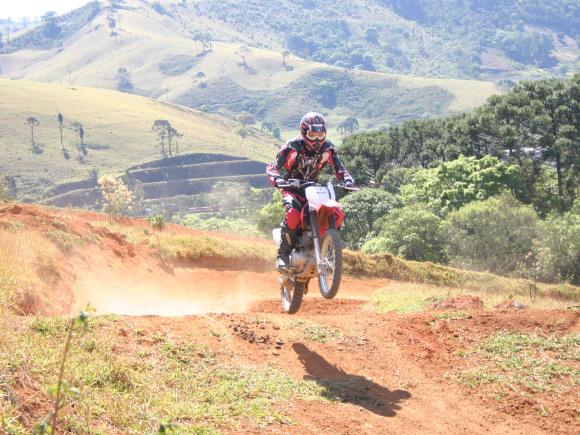 CRF 150F: Uma opção divertida para iniciantes no off road - moto.com.br