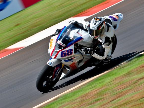 Faustino vence a corrida em Cascavel e consegue assegurar título da  SuperBike