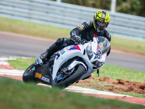 Faustino vence a corrida em Cascavel e consegue assegurar título da  SuperBike