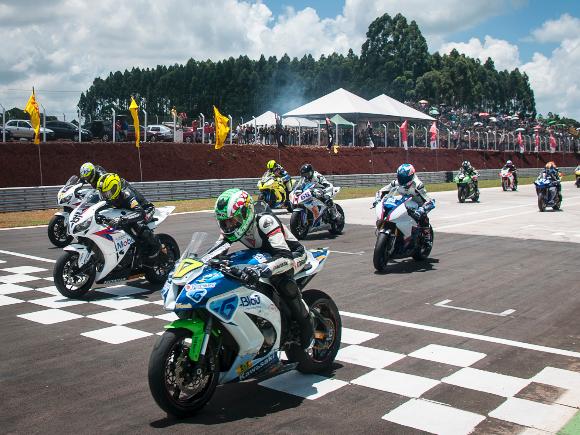 Faustino vence a corrida em Cascavel e consegue assegurar título da  SuperBike