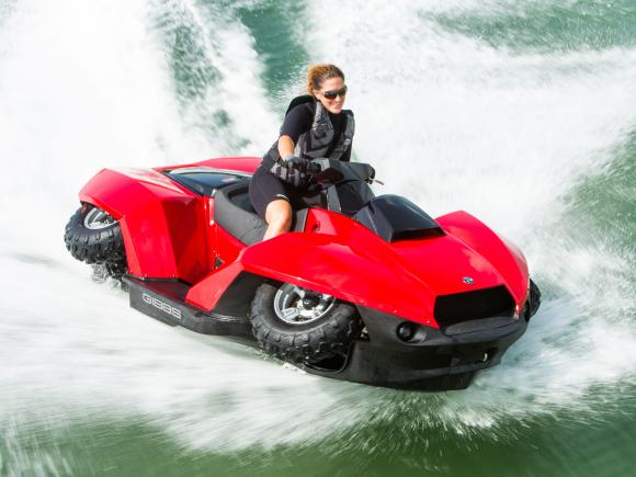 Gibbs Quadski manda bem na terra e na água 