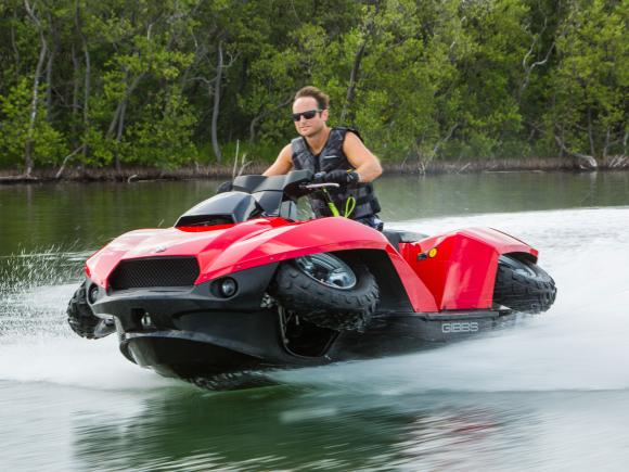 Gibbs Quadski manda bem na terra e na água 