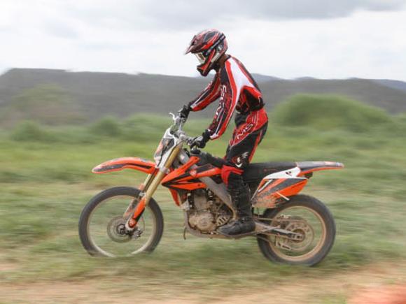 Testamos a XM 250 R, modelo off road da X-Motos - moto.com.br