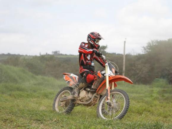 Testamos a XM 250 R, modelo off road da X-Motos - moto.com.br