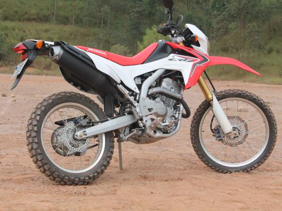 Honda CRF 250L é moto de trilha que deve potência no asfalto - 31/05/2013 -  UOL Carros