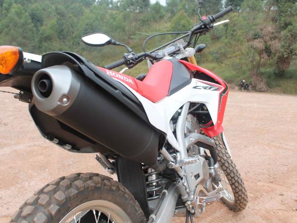 Honda CRF 250L é moto de trilha que deve potência no asfalto - 31/05/2013 -  UOL Carros