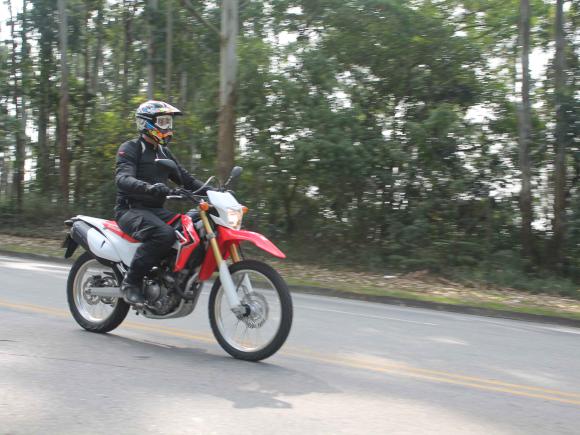 Honda CRF 250L é moto de trilha que deve potência no asfalto - 31/05/2013 -  UOL Carros