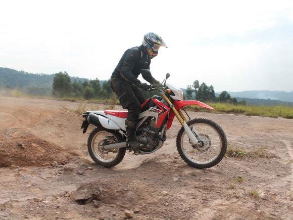 Honda CRF 250L é moto de trilha que deve potência no asfalto - 31/05/2013 -  UOL Carros