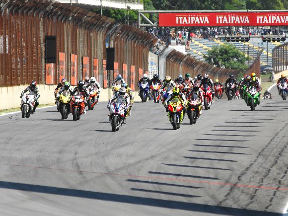 Corrida de motociclismo em pista de corrida competição de esportes a motor  corrida de motos na estrada generative ai