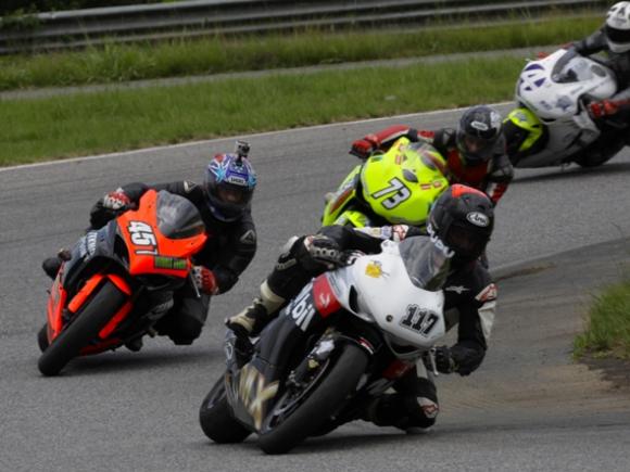 Corrida de motociclismo em pista de corrida competição de esportes a motor  corrida de motos na estrada generative ai