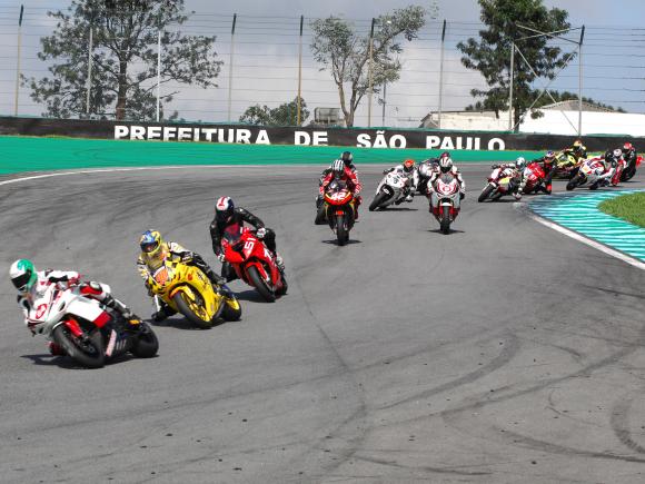 Corrida de moto em pista de corrida esportes a motor corrida competitiva  motos de corrida na estrada