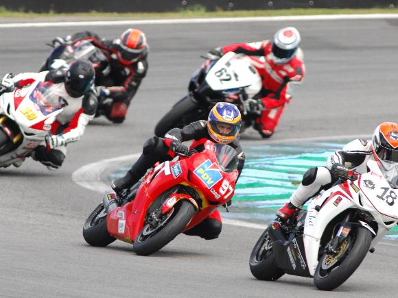 Corrida de motociclismo em pista de corrida competição de esportes a motor  corrida de motos na estrada generative ai