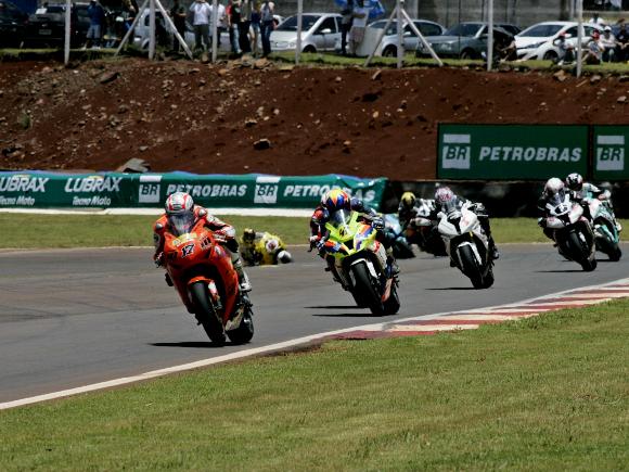 Bons pegas na segunda do Paranaense de Motovelocidade em Cascavel -  Racemotor