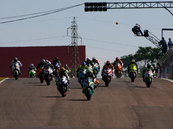 Faustino vence a corrida em Cascavel e consegue assegurar título da  SuperBike