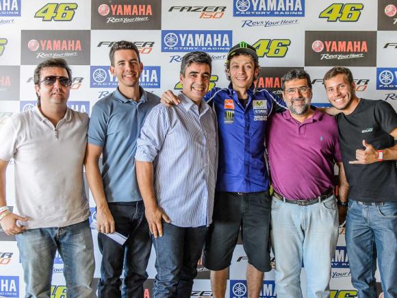 Valentino Rossi pilota Yamaha R1 no Brasil