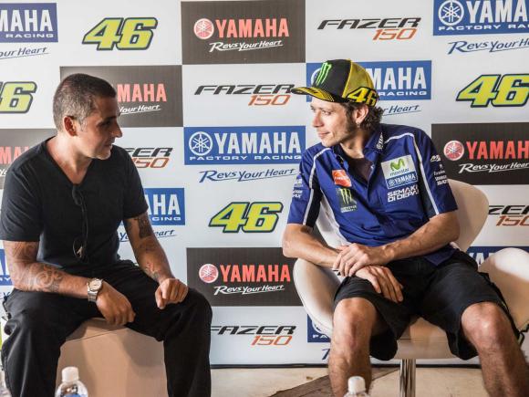 Valentino Rossi pilota Yamaha R1 no Brasil