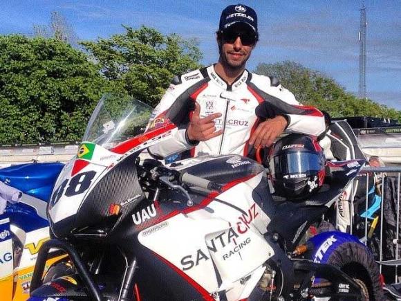 Michael Dunlop venceu hoje a corrida de Superbikes na Ilha de Man