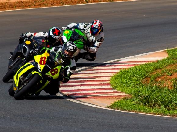 Escola de Pilotagem para motos e Track Day