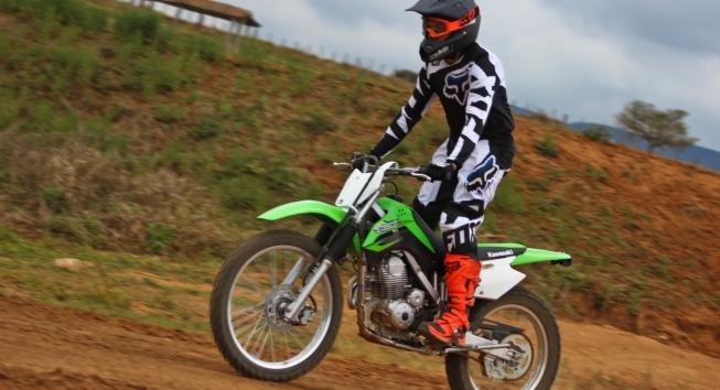 KLX 140G, uma moto para se divertir nas trilhas e nas pistas – BRMX