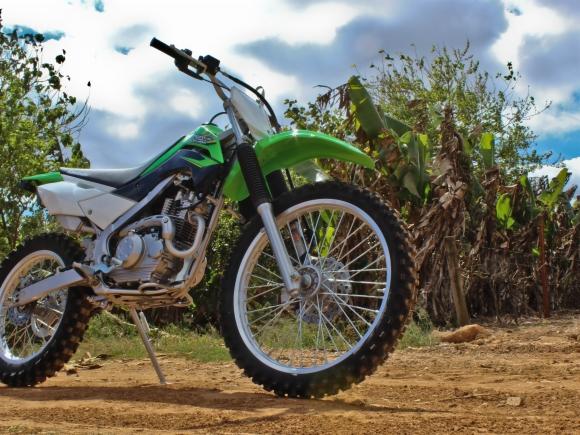 KLX 140G, uma moto para se divertir nas trilhas e nas pistas – BRMX