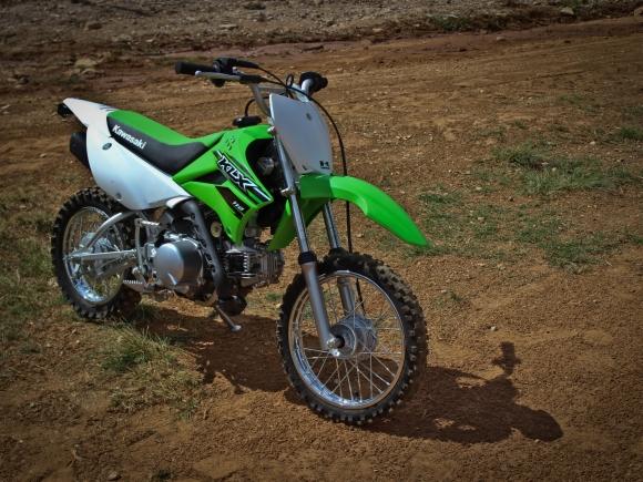 KLX 140G, uma moto para se divertir nas trilhas e nas pistas – BRMX