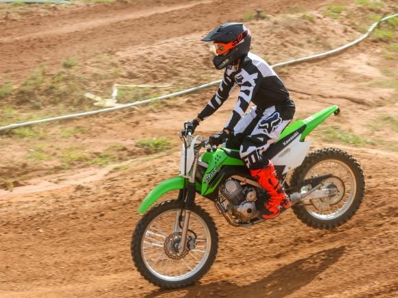 KLX 140G, uma moto para se divertir nas trilhas e nas pistas – BRMX