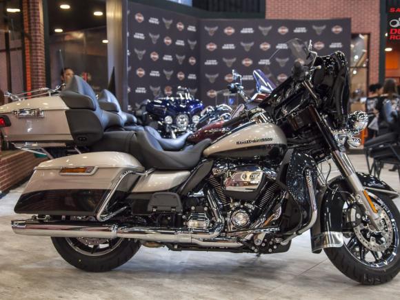 Harley-Davidson com a linha 2018 das motos Touring e Softail