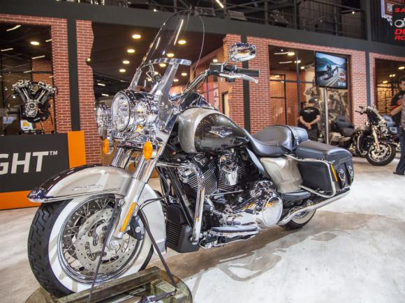 Harley-Davidson com a linha 2018 das motos Touring e Softail