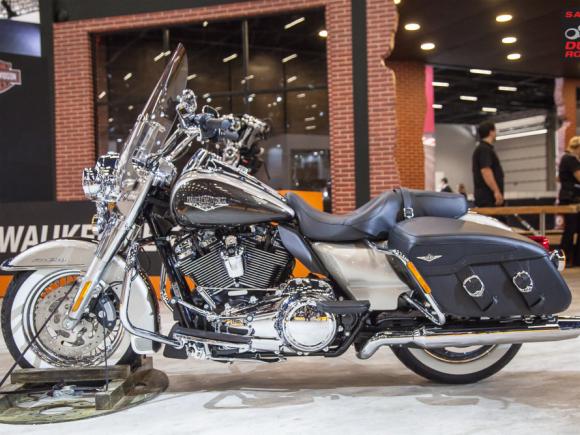 Harley-Davidson com a linha 2018 das motos Touring e Softail