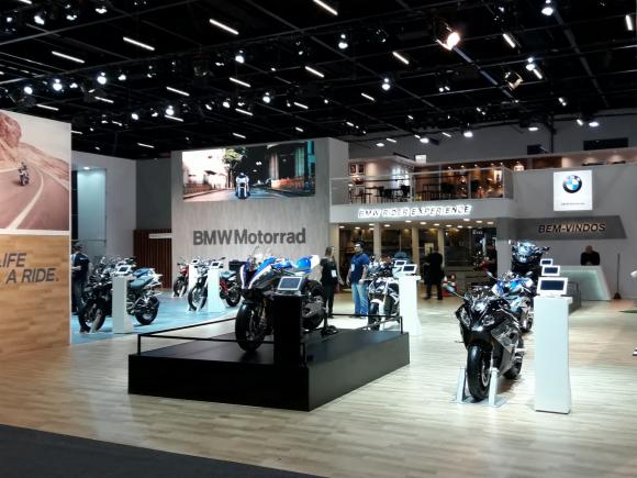 BMW apresenta novas motos em seu estande no Salo Duas Rodas