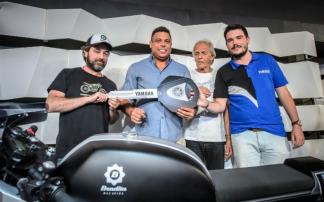 Ronaldo fenmeno recebe Yamaha XJ6 no Salo Duas Rodas