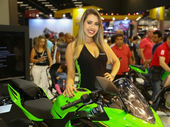 Show de promotoras gatas do Salo Duas Rodas 2017