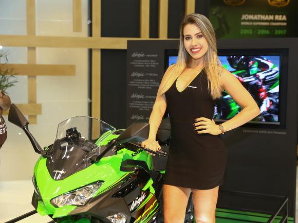 Show de promotoras gatas do Salo Duas Rodas 2017