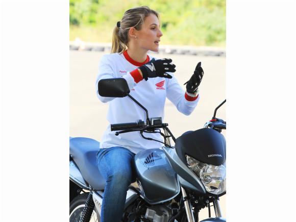 Piloto trabalha como motoboy para viver sonho de ser profissional