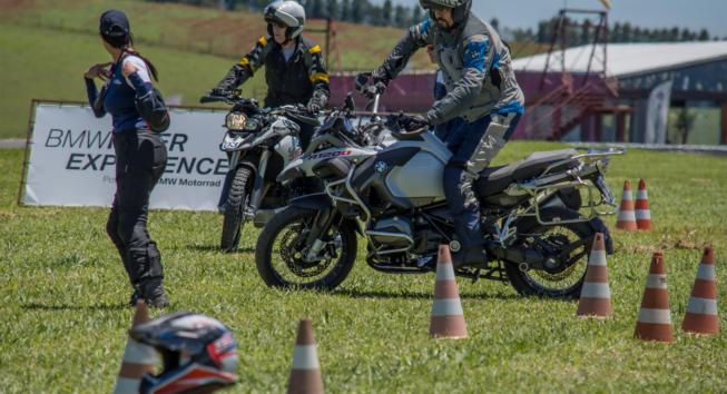 Piloto trabalha como motoboy para viver sonho de ser profissional