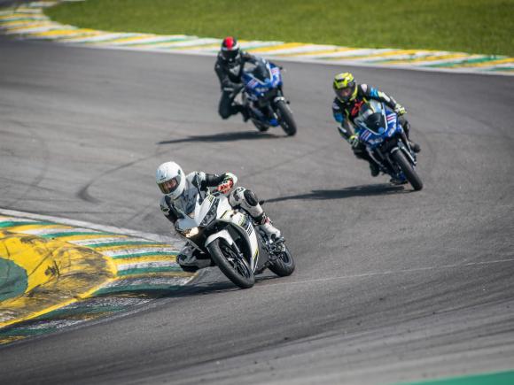 Com poucas mudanças, Yamaha R3 vai para a pista - moto.com.br