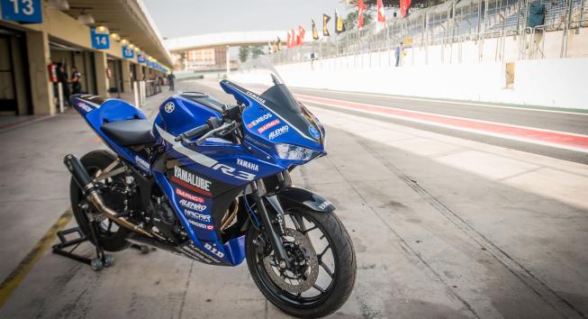 Moto Rápida Na Pista De Corrida Diversão Foto de Stock - Imagem de