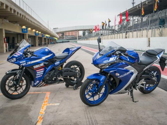 Moto Rápida Na Pista De Corrida Diversão Foto de Stock - Imagem de