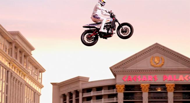 Pastrana homenageia Evel Knievel e completa saltos em Las Vegas