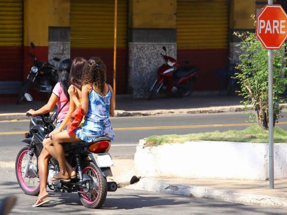 Garupa: 5 dicas para levar crianças na moto e o que você nunca pode fazer -  11/10/2020 - UOL Carros