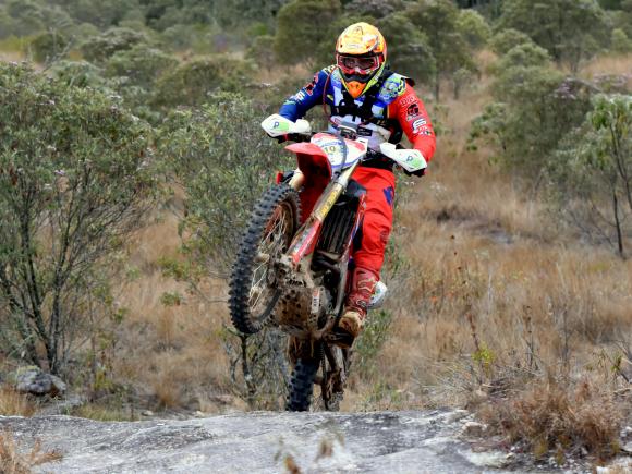 Pilotos da equipe Honda Racing dão dicas para fazer trilhas de moto