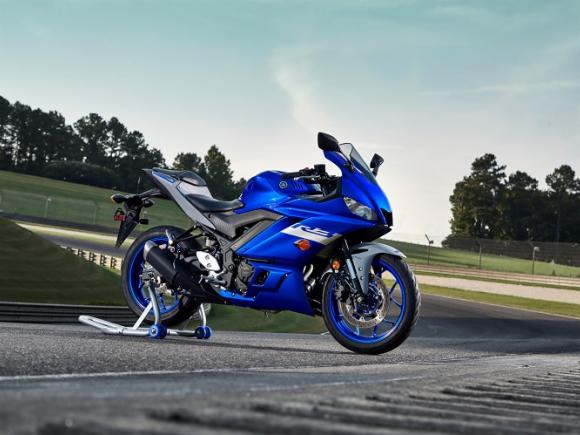 VÍDEO: Yamaha apresenta YZF-R3 ABS 2021 e promove disputa virtual