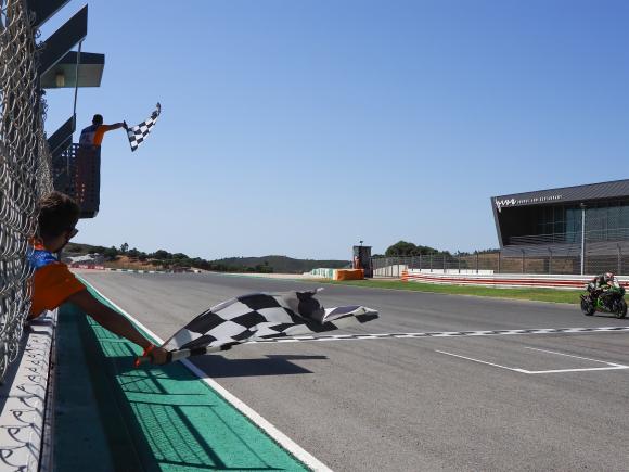 Rea completa fim de semana perfeito e vence corrida 2 em Portugal - moto .com.br